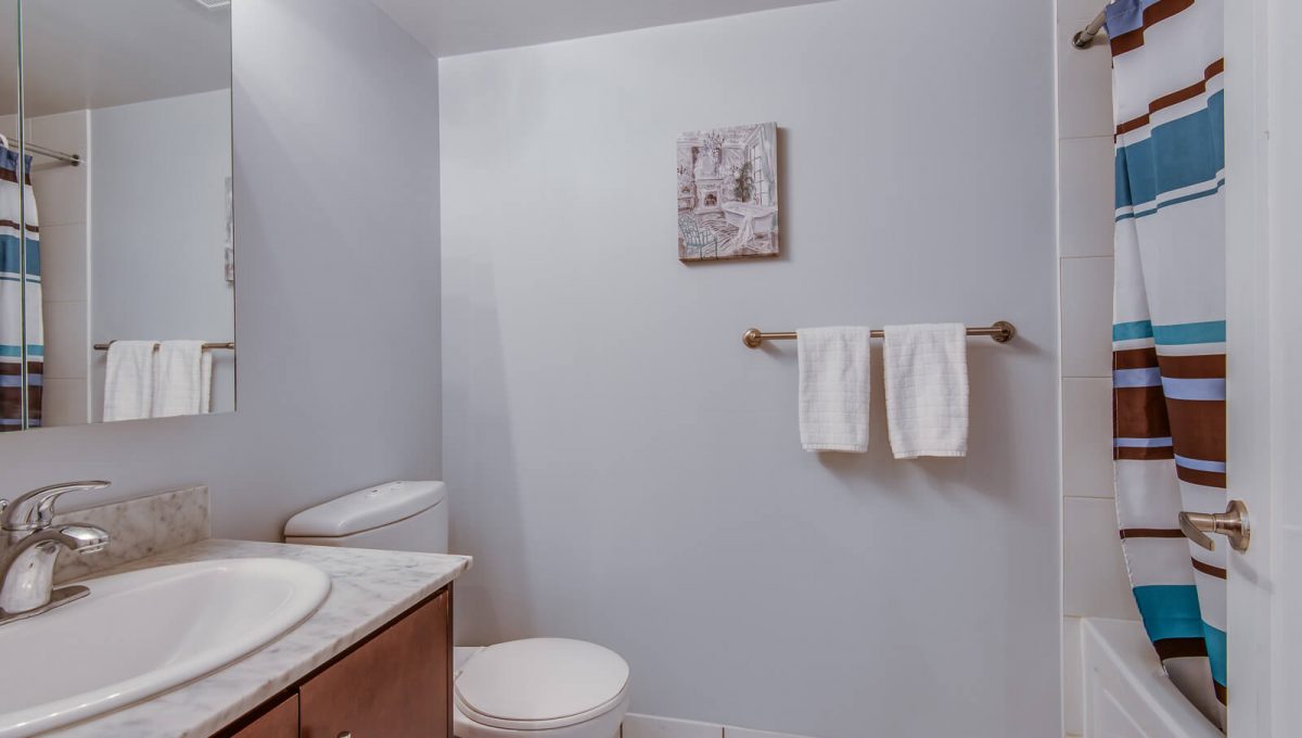 1009-20 Blue Jays Way - 4pc bathroom