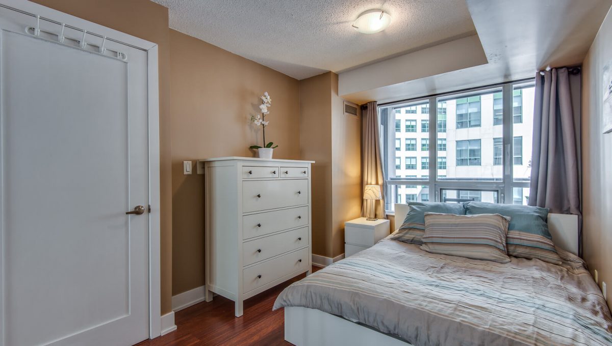 1009-20 Blue Jays Way - Bedroom