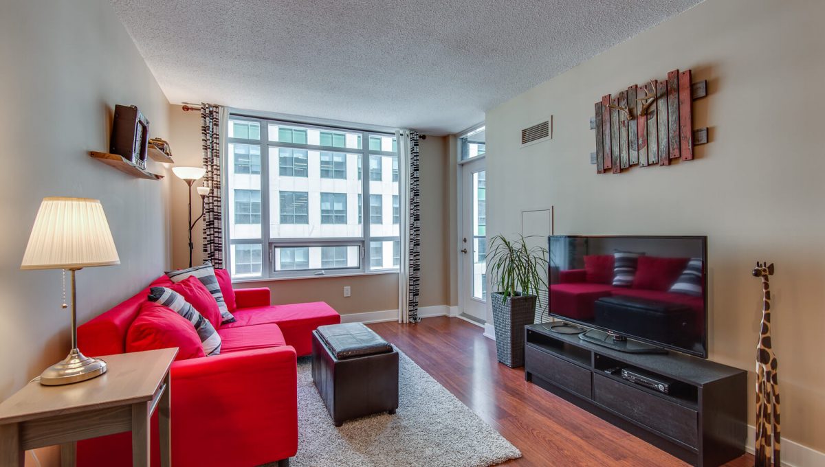 1009-20 Blue Jays Way - Living room