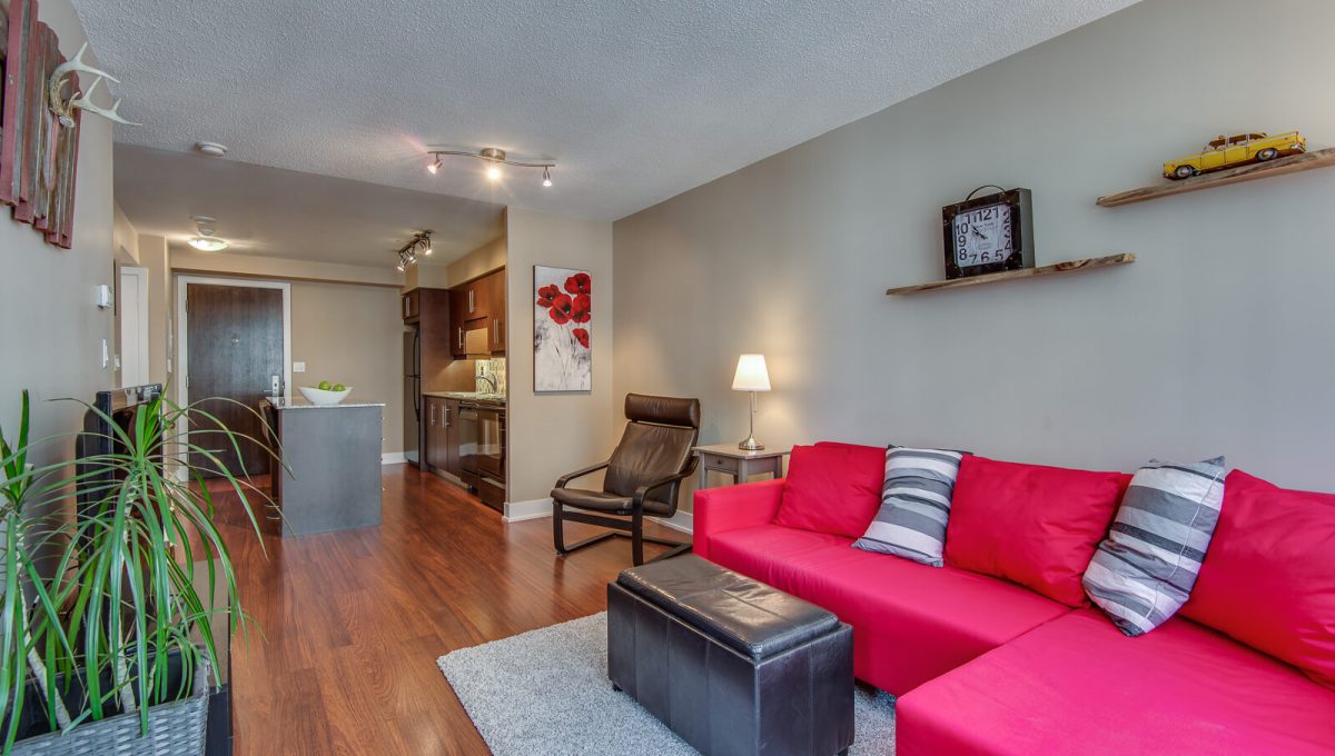 1009-20 Blue Jays Way - Living room