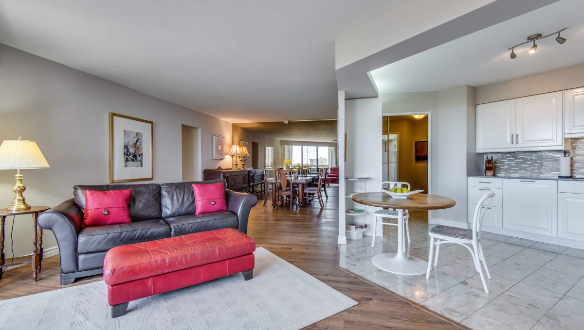 1206-75 Graydon Hall - Open concept living