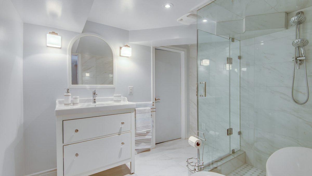 16 McRae Dr - Bathroom