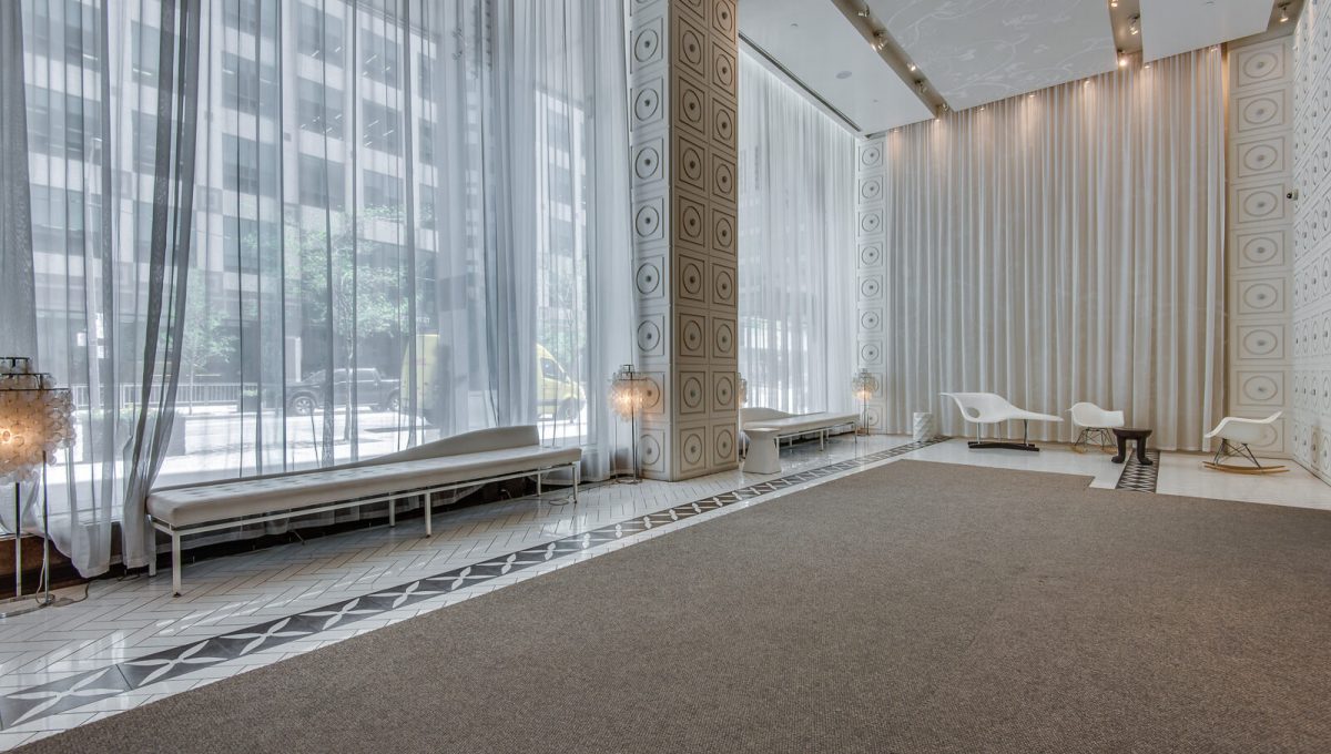 20 Blue Jays Way - Lobby