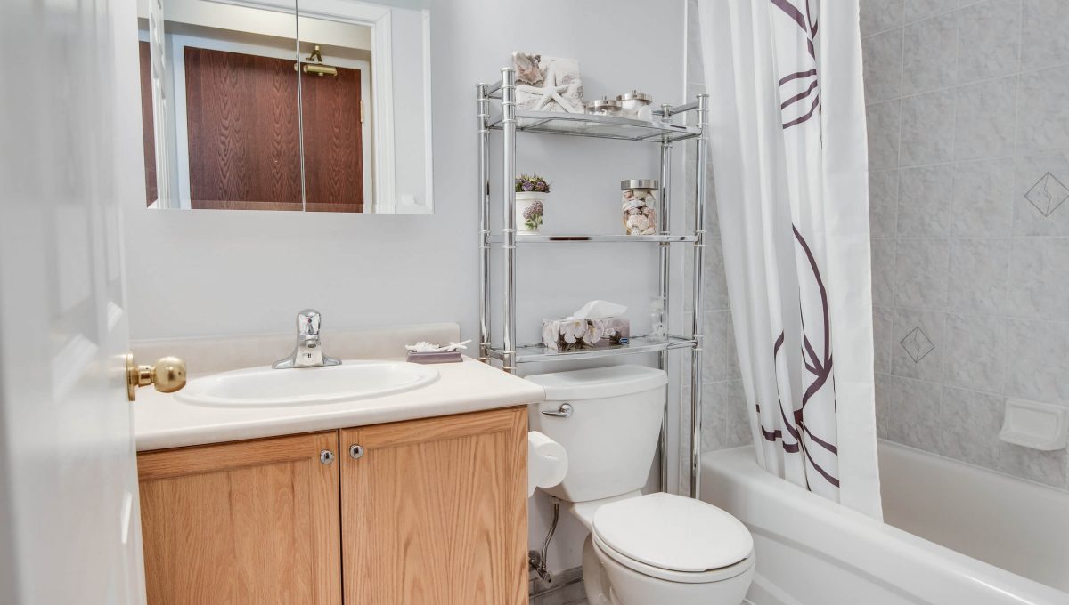 707-39 Oneida Cres - Bathroom