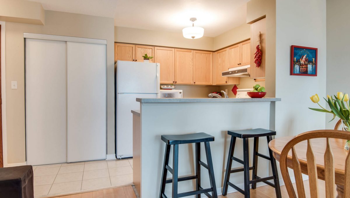 707-39 Oneida Cres - Breakfast bar