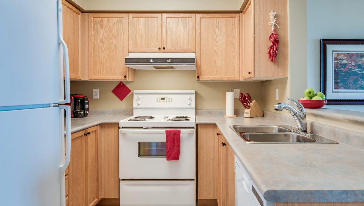 707-39 Oneida Cres - Kitchen