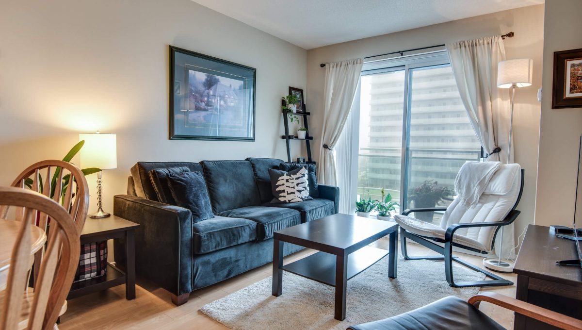 707-39 Oneida Cres - Living room