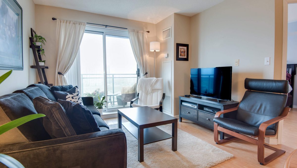 707-39 Oneida Cres - Living room