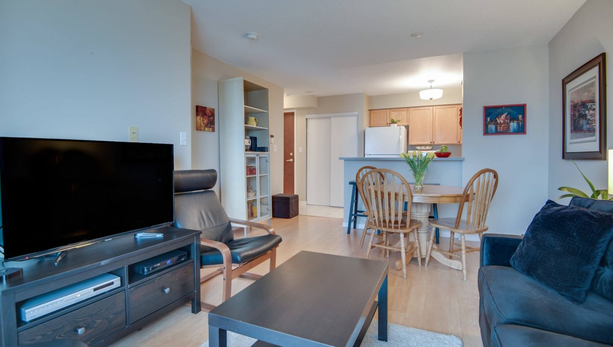 707-39 Oneida Cres - Open concept living