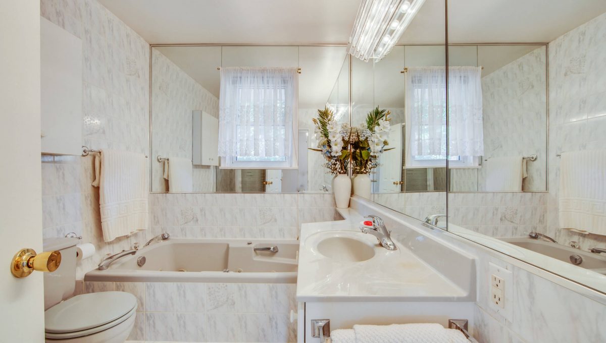 152 Newton Dr - Bathroom