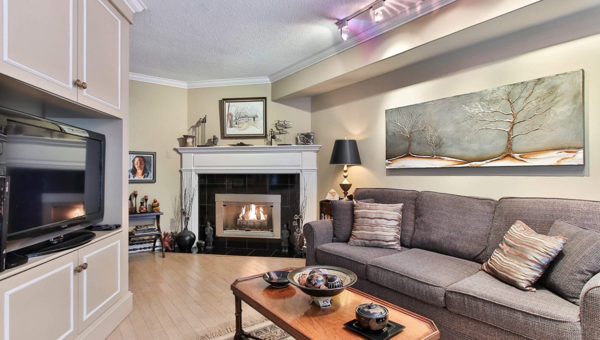 710 - 3800 Yonge St - Family room