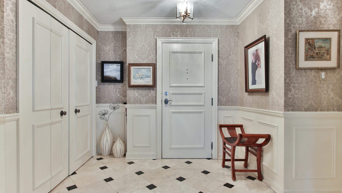 710 - 3800 Yonge St - Foyer