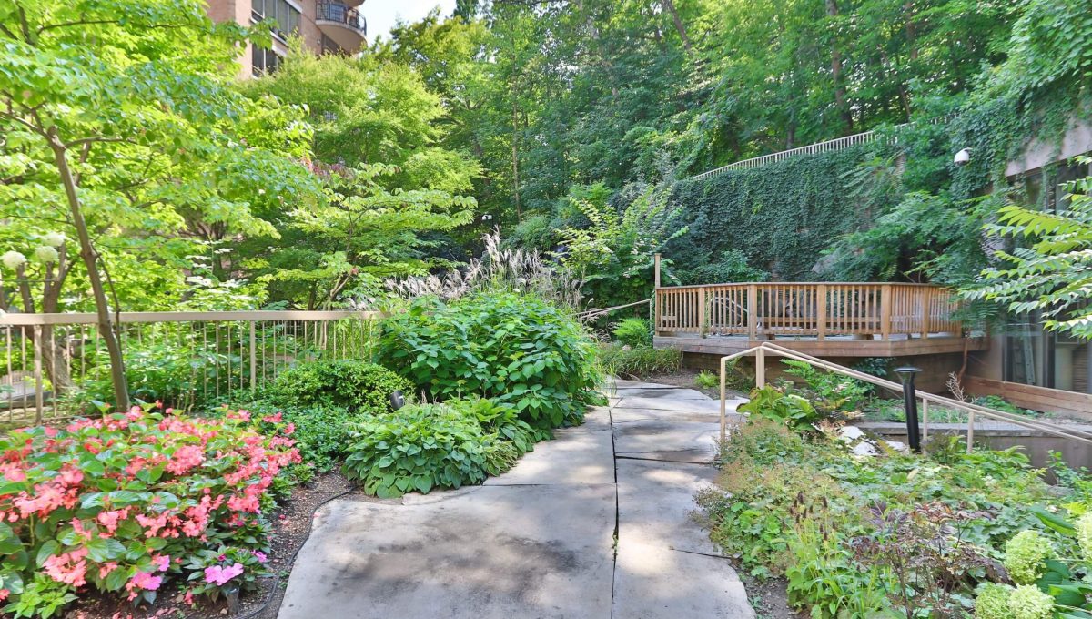 710 - 3800 Yonge St - Jacuzzi garden
