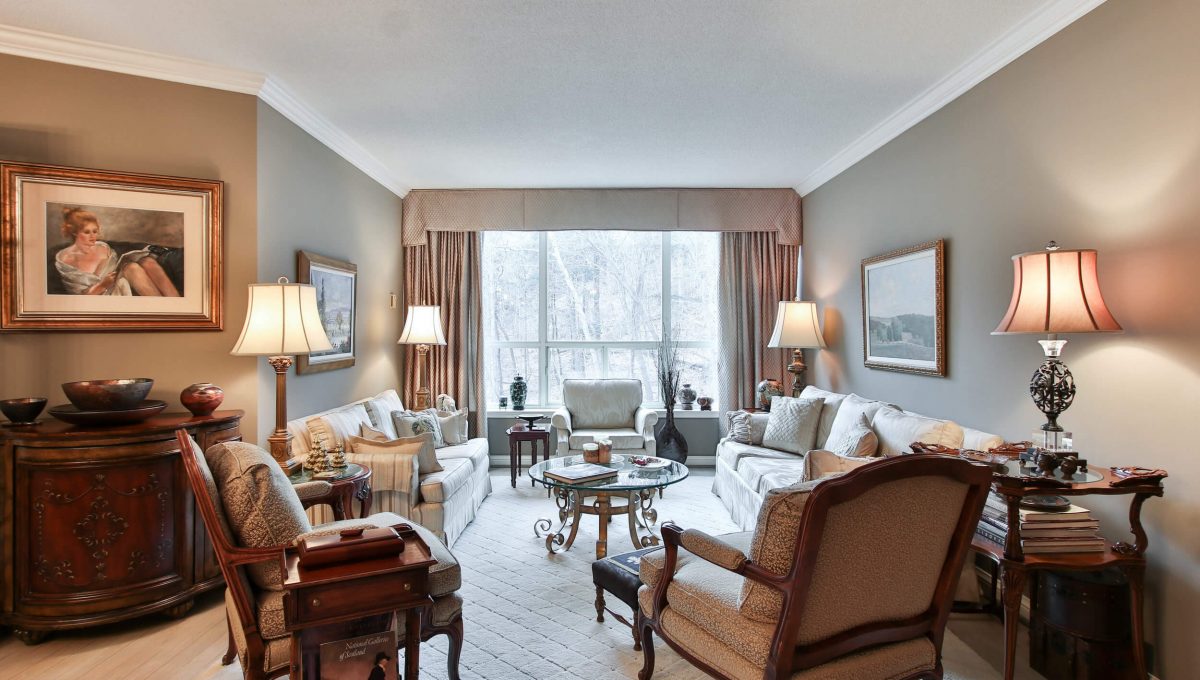 710 - 3800 Yonge St - Living room