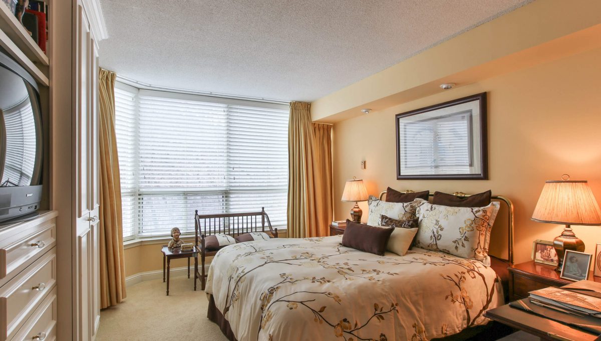 710 - 3800 Yonge St - Master bedroom