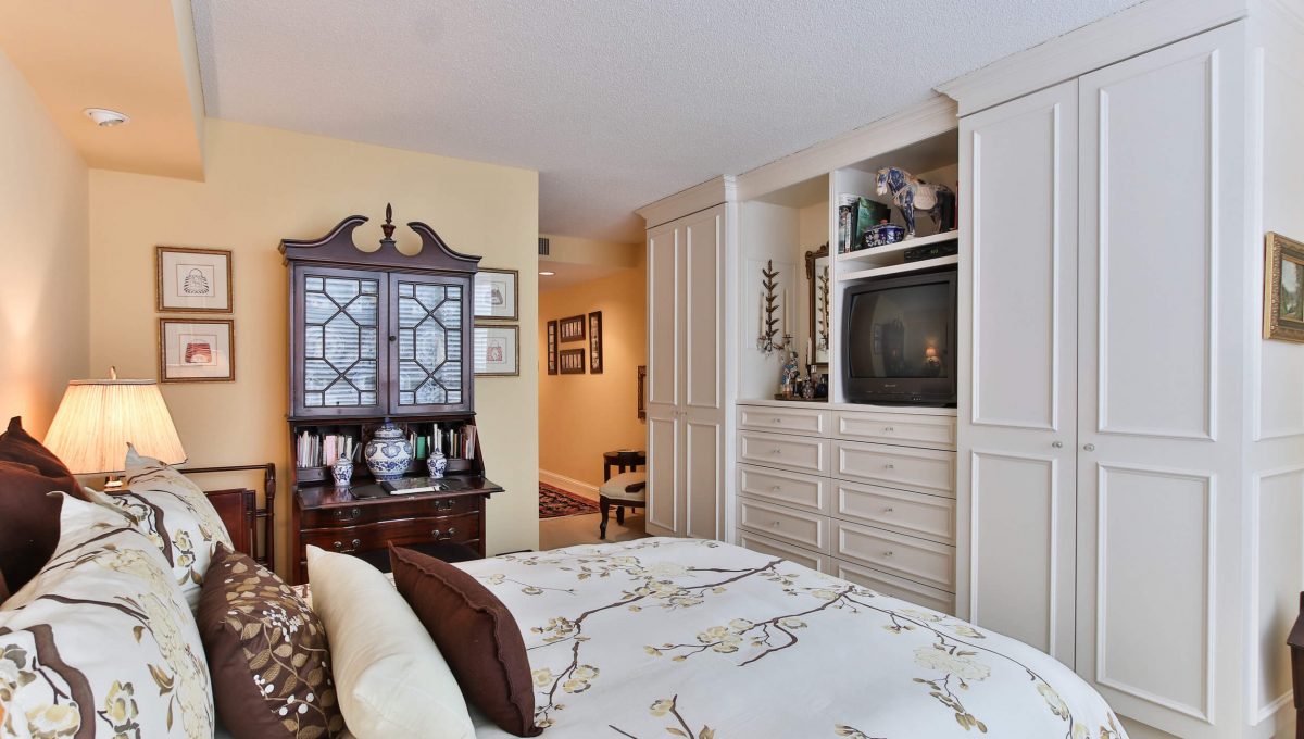 710 - 3800 Yonge St - Master bedroom