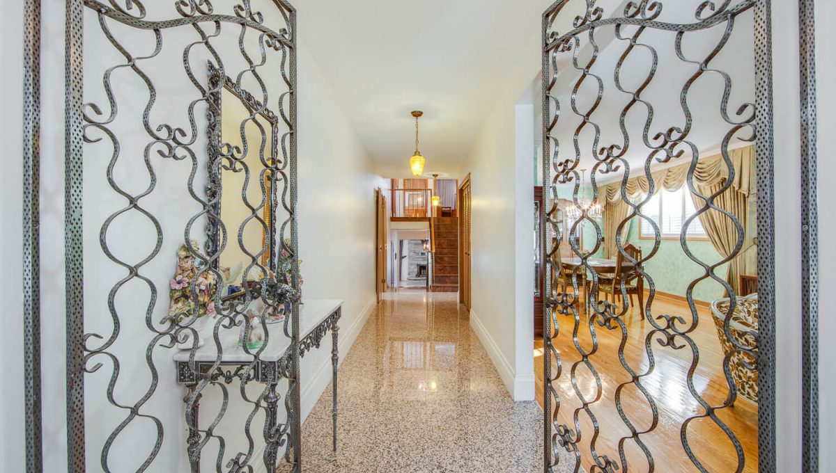 777 Cummer Ave - Foyer