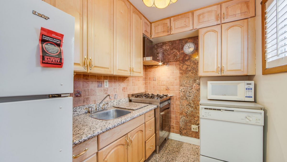 777 Cummer Ave - Kitchen