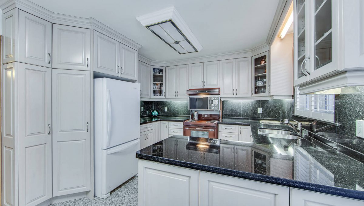 777 Cummer Ave - Kitchen