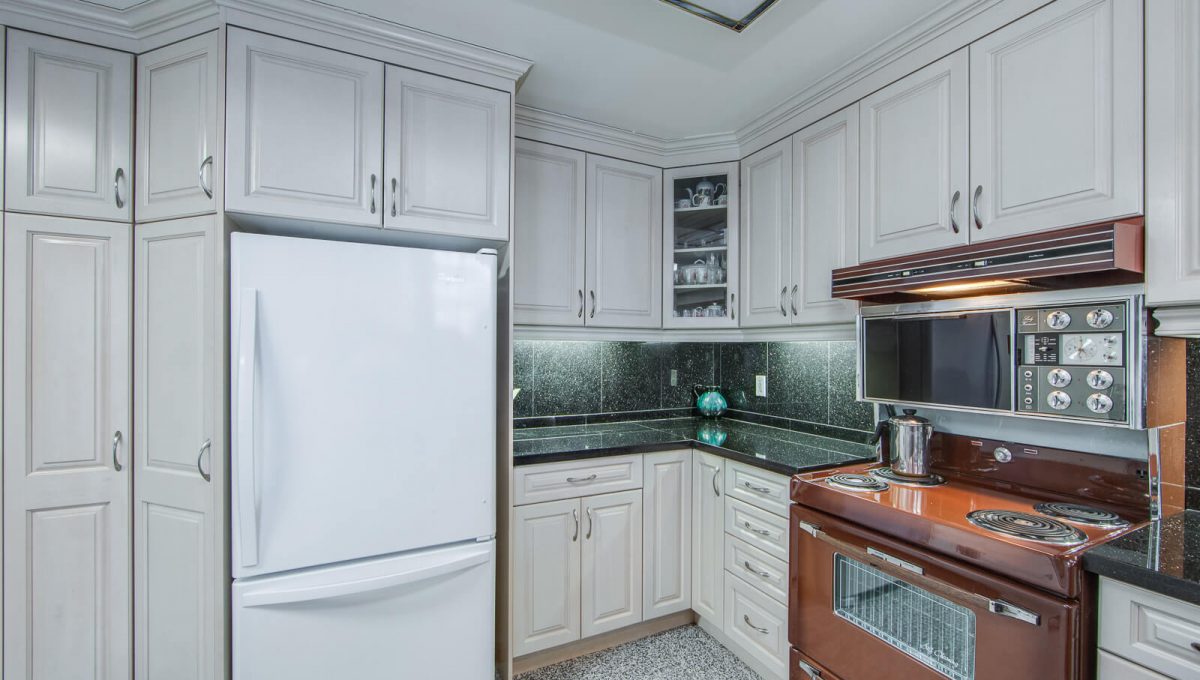 777 Cummer Ave - Kitchen